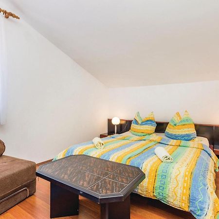 Lovely Apartment In Kampor With Kitchen Exterior foto