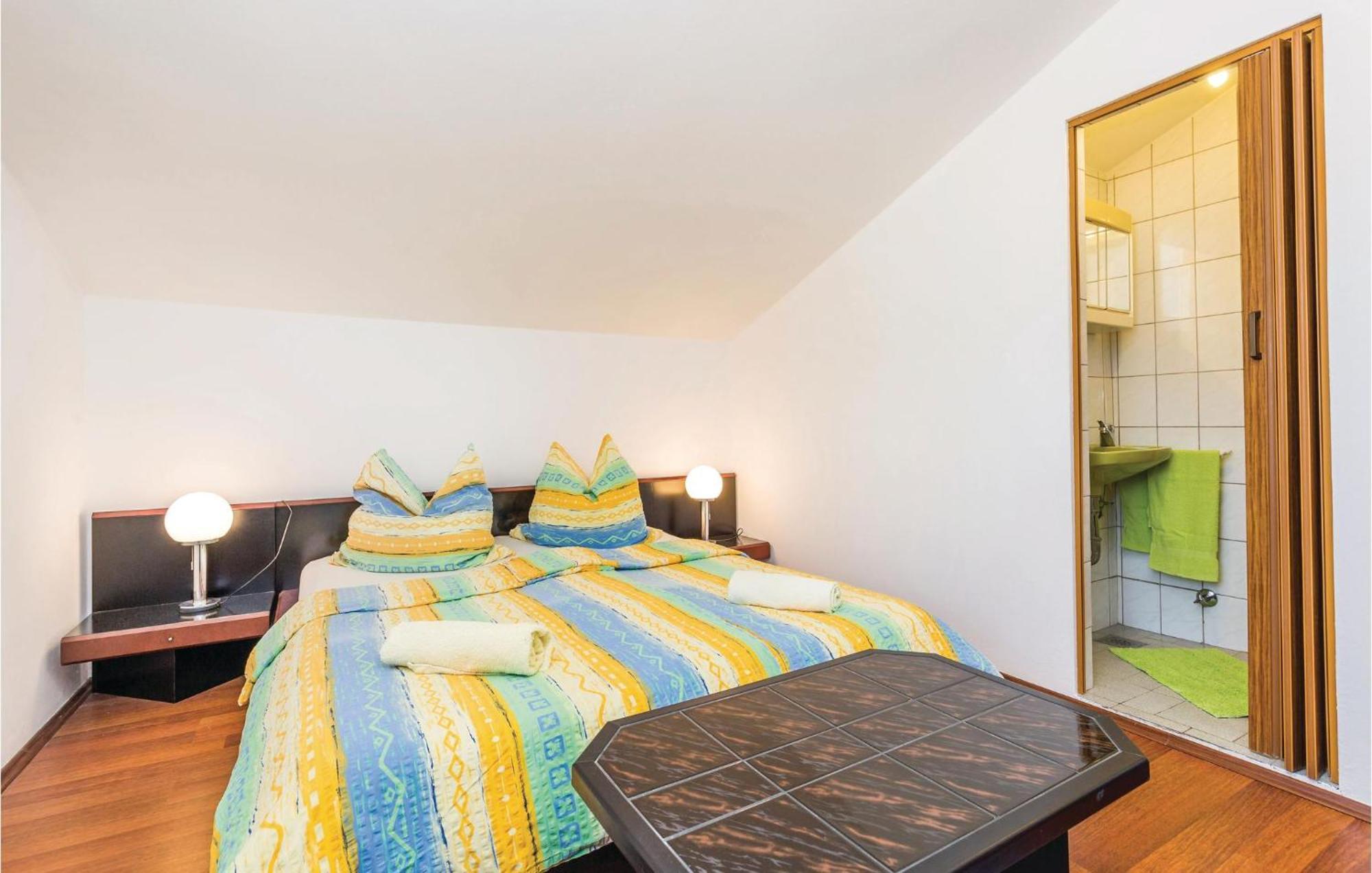 Lovely Apartment In Kampor With Kitchen Exterior foto