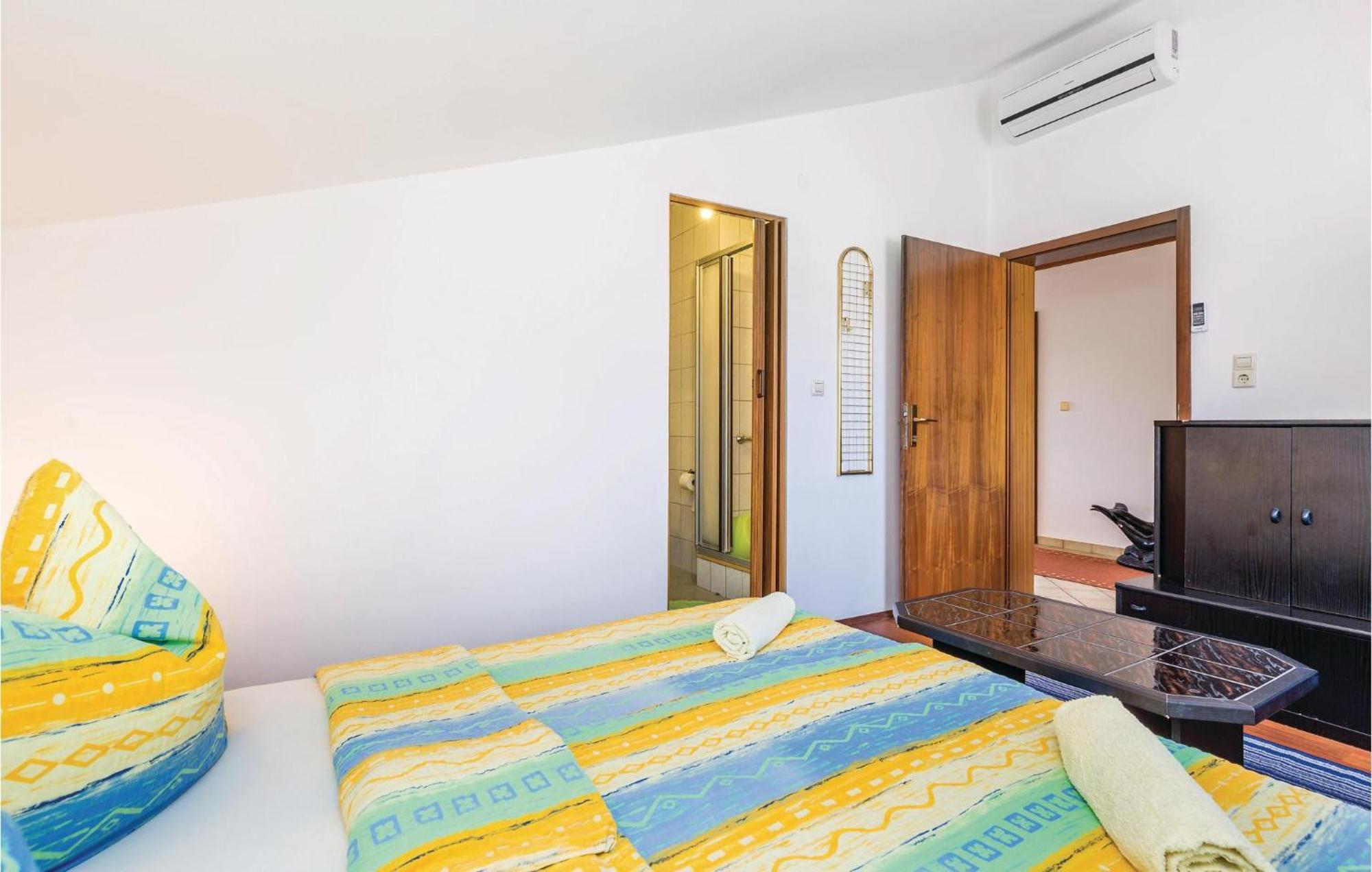 Lovely Apartment In Kampor With Kitchen Exterior foto