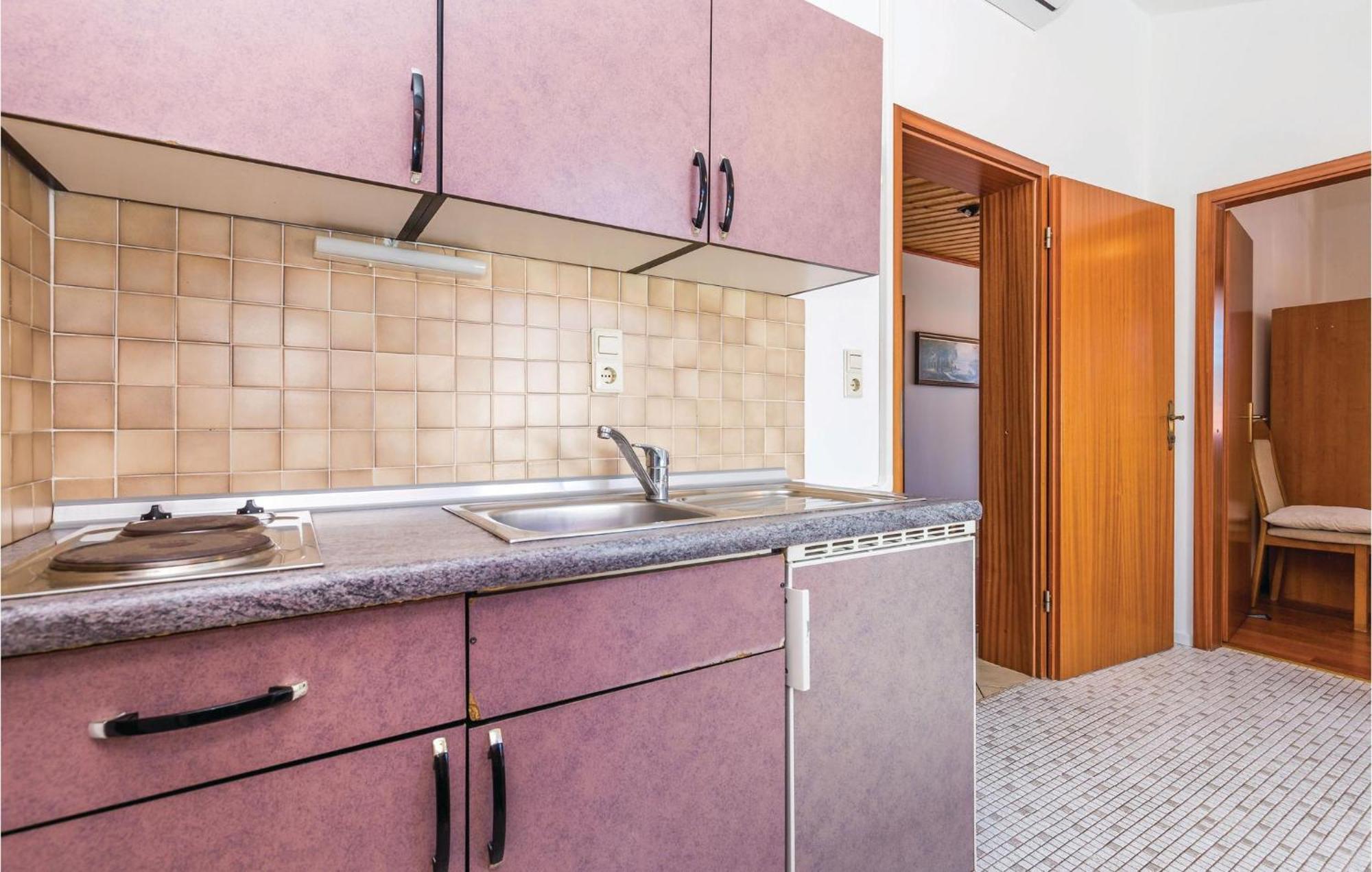 Lovely Apartment In Kampor With Kitchen Exterior foto